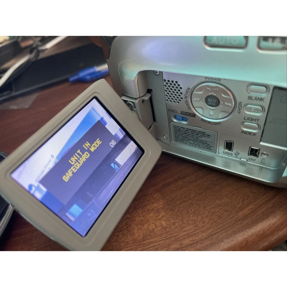 JVC GR-D250U Mini DV Camcorder WITH CHARGER ,c1 , (not Working) Code 6